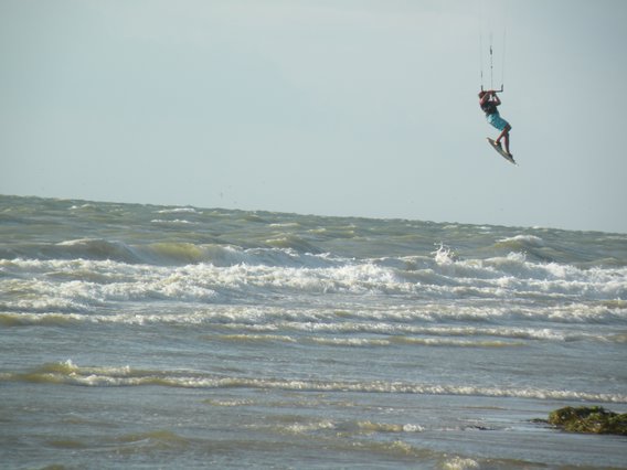  surfeur dans les airs